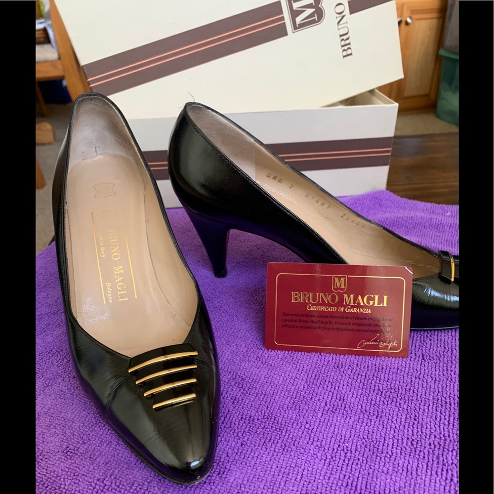 Vintage Bruno Magli Heels Bl patent/ Gold  7A/AA